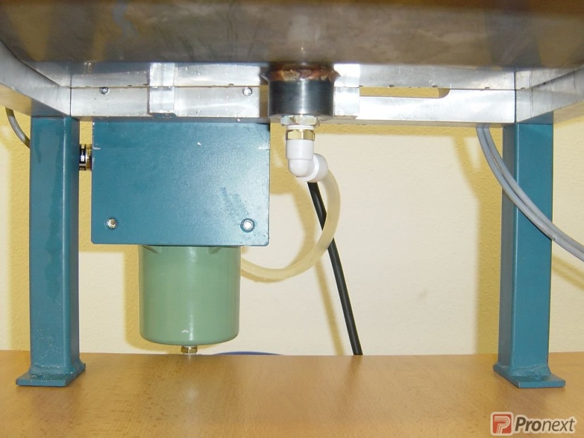 Single-purpose machine for lubricating headrest bars