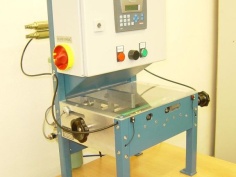 Single-purpose machine for lubricating headrest bars