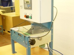 Single-purpose machine for lubricating headrest bars