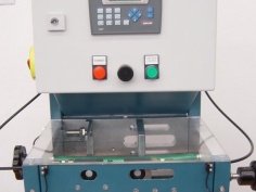 Single-purpose machine for lubricating headrest bars