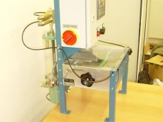 Jednoúčelový stroj pre mazanie tyčiek opierok hlavy