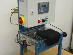 Single-purpose machine for lubricating headrest bars