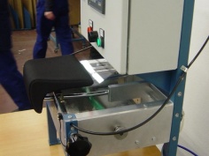 Jednoúčelový stroj pre mazanie tyčiek opierok hlavy